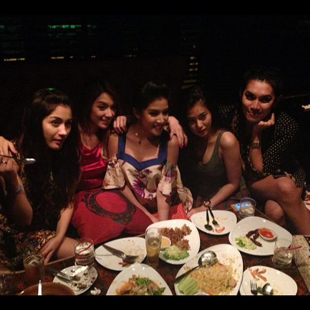 มาดู การแต่งตัว เจ้าแฟชั่น ใบเตย อาร์สยาม  มาเบาๆแต่เริ่ด มิเบา