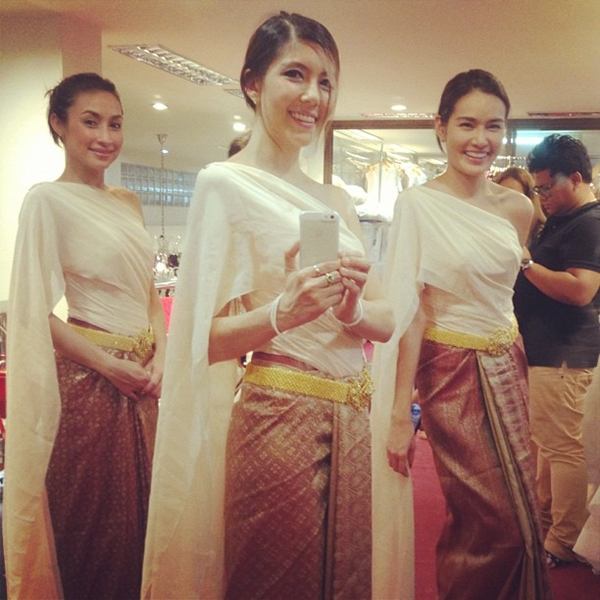 แคท หญิง เพื่อนเจ้าสาว ลองชุด งานหมั้น เบลล์ ไชน่าดอลล์