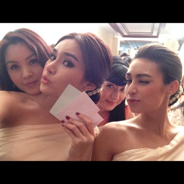 ชมภาพ...งานหมั้นสุดหวาน ของ เบลล์ ไชน่าดอลล์ กับ พิฑฒิ แฟนหนุ่มนอกวงการ