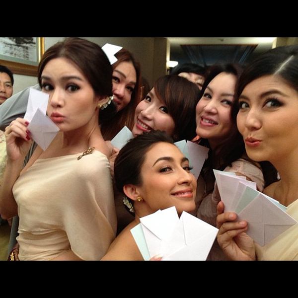 ชมภาพ...งานหมั้นสุดหวาน ของ เบลล์ ไชน่าดอลล์ กับ พิฑฒิ แฟนหนุ่มนอกวงการ