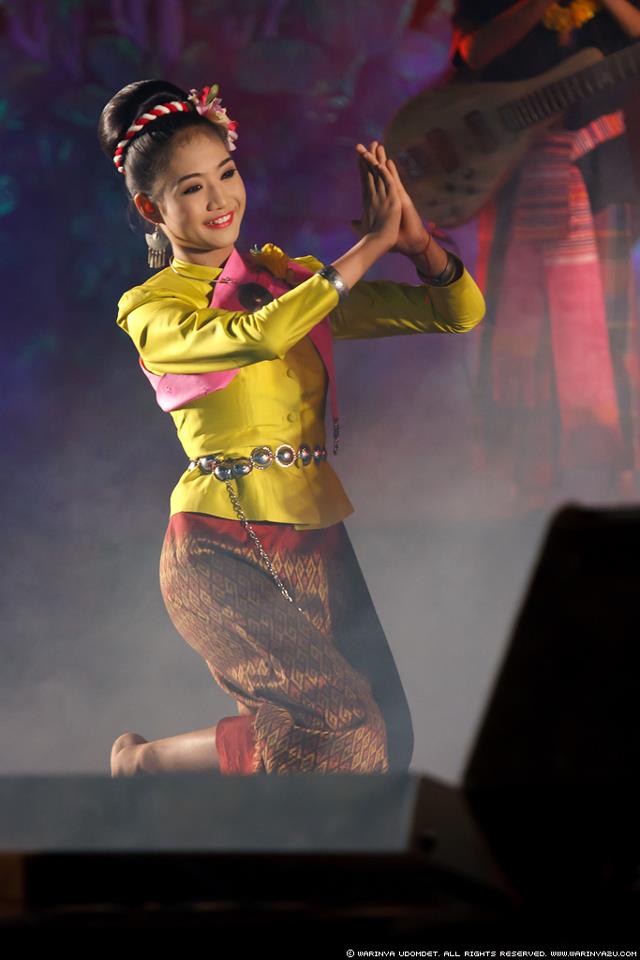 สาวสวย วงโปงลาง