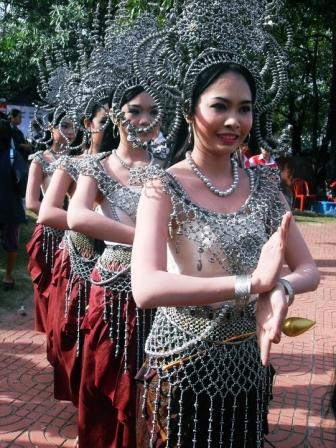 สาวสวย วงโปงลาง