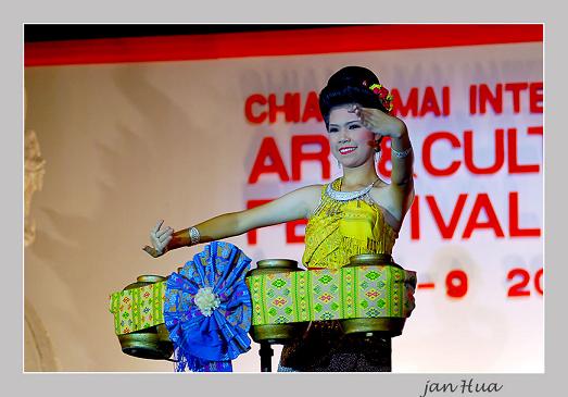 สาวสวย วงโปงลาง