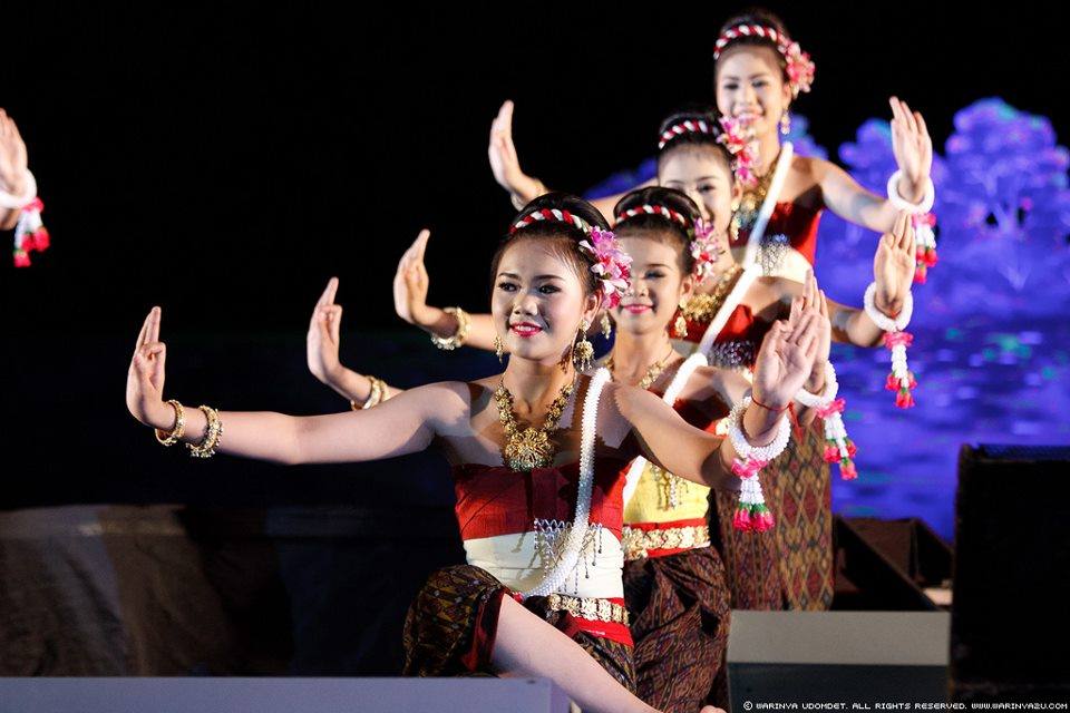 สาวสวย วงโปงลาง