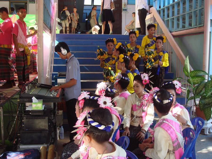 สาวสวย วงโปงลาง