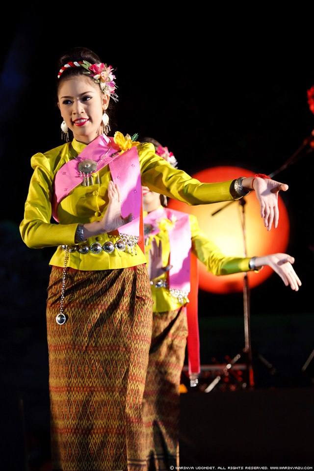 สาวสวย วงโปงลาง