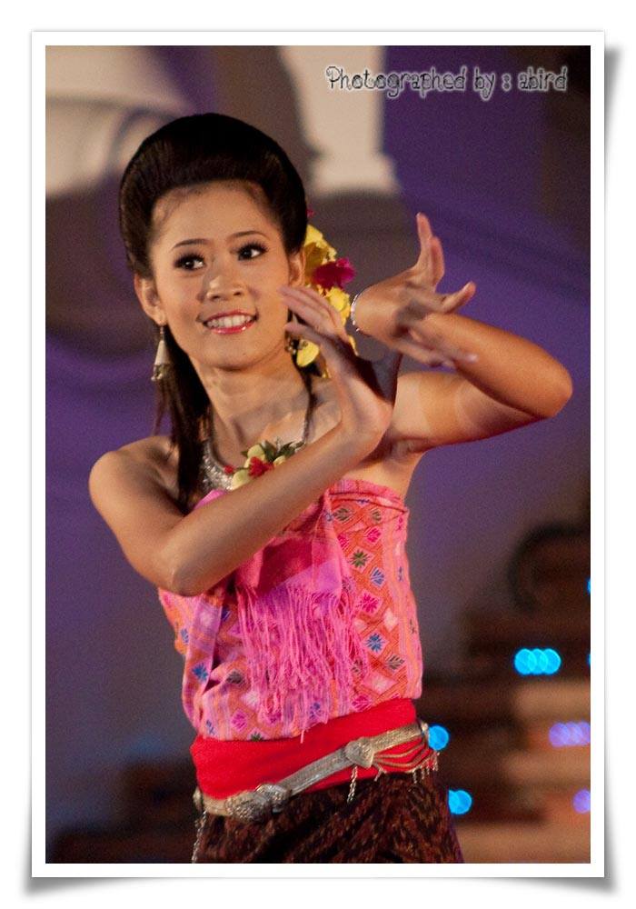 สาวสวย วงโปงลาง