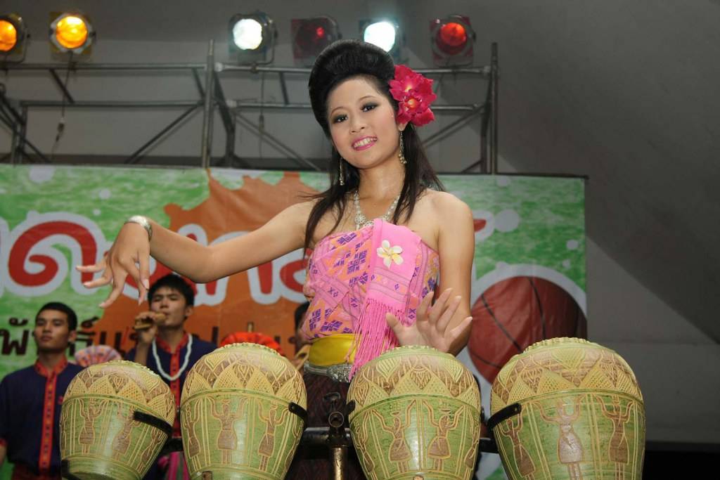 สาวสวย วงโปงลาง