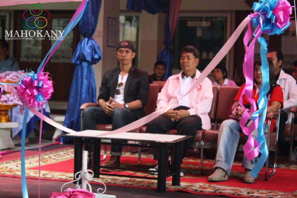 สมจิต จงจอหอ กับ ผ.อ ไชยา เตรียมตัดริบบิ้น