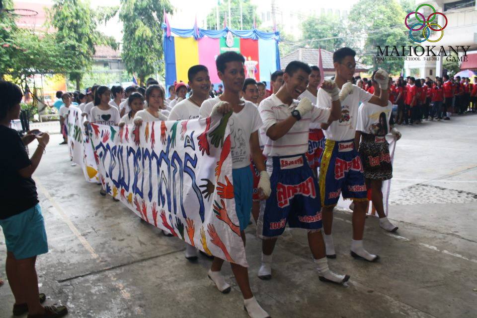 นักเรียน ม.4/2 วาสุกรี สีฟ้า เดินรณงค์ใส่ชุดนักมวยตามคอนเซพ กับป้ายรณงค์อนุรักษ์มวยไทย colorful [ชนะ