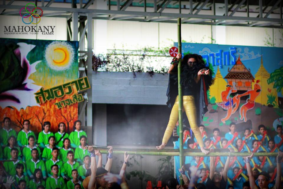 ภาพแม่หมอ กำลังเสกมนต์ แสดงได้สมบทบาท ในฉากจบของโชว์หลีดของคณะวาสกุรี สีฟ้า สะกดคนดูทั้งฮอลล์