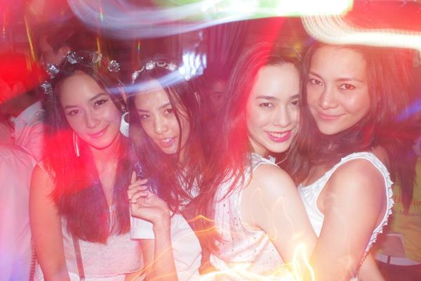 เค้าว่ากันว่า นุช นีรนาทตัวจริงสวยเด่นสง่าขาวโอโม่จนทุกคนต้องเหลียวหลังมองจริงหรือ?