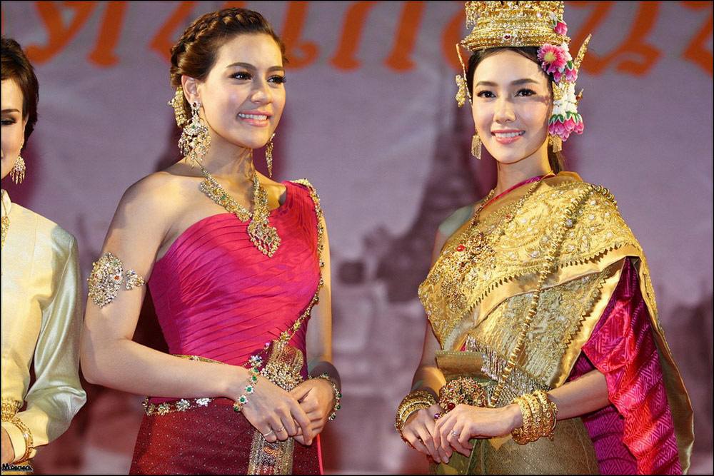 นุ่น-วรนุช + คิมเบอร์ลี่ เดินแบบ ชุดรัตนโกสินทร์ ๓ ยุค @ รำลึกรัตนโกสินทร์ ๒๓๐ ปี