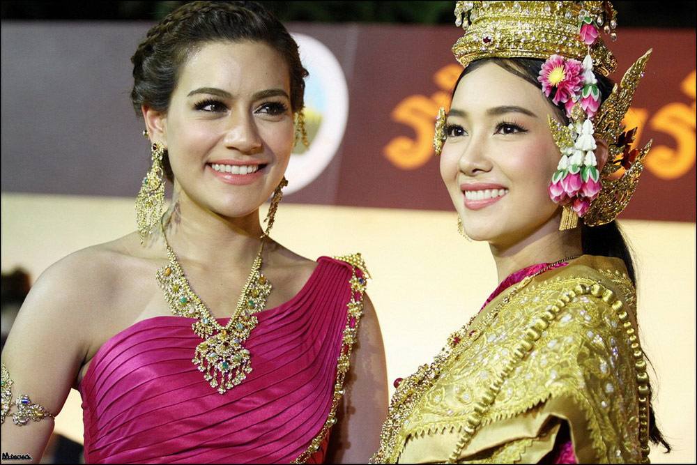 นุ่น-วรนุช + คิมเบอร์ลี่ เดินแบบ ชุดรัตนโกสินทร์ ๓ ยุค @ รำลึกรัตนโกสินทร์ ๒๓๐ ปี