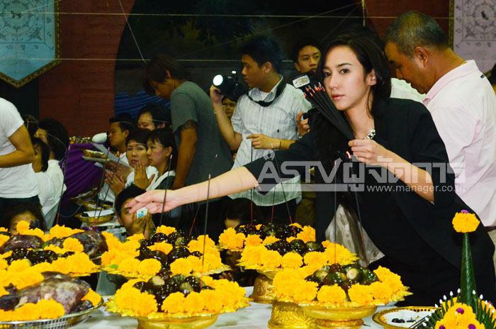&ldquo;อั้ม&rdquo; ควง &ldquo;แอมป์&rdquo; นำทีมดาราแห่บูชาพระราหู