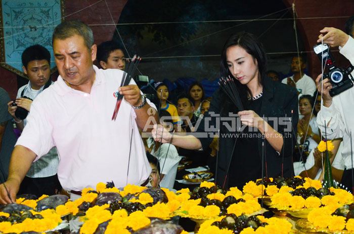 &ldquo;อั้ม&rdquo; ควง &ldquo;แอมป์&rdquo; นำทีมดาราแห่บูชาพระราหู