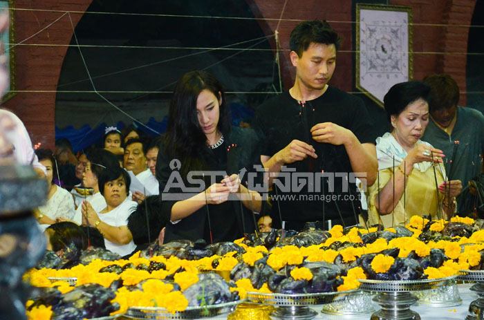 &ldquo;อั้ม&rdquo; ควง &ldquo;แอมป์&rdquo; นำทีมดาราแห่บูชาพระราหู