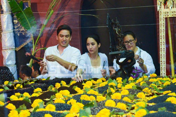 &ldquo;อั้ม&rdquo; ควง &ldquo;แอมป์&rdquo; นำทีมดาราแห่บูชาพระราหู