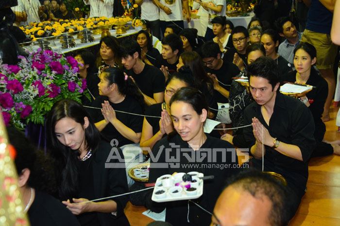 &ldquo;อั้ม&rdquo; ควง &ldquo;แอมป์&rdquo; นำทีมดาราแห่บูชาพระราหู