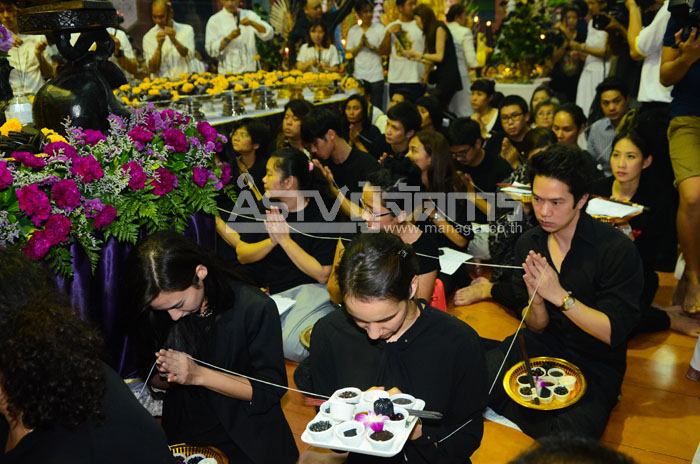 &ldquo;อั้ม&rdquo; ควง &ldquo;แอมป์&rdquo; นำทีมดาราแห่บูชาพระราหู