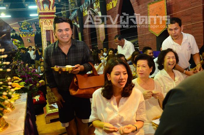 &ldquo;อั้ม&rdquo; ควง &ldquo;แอมป์&rdquo; นำทีมดาราแห่บูชาพระราหู