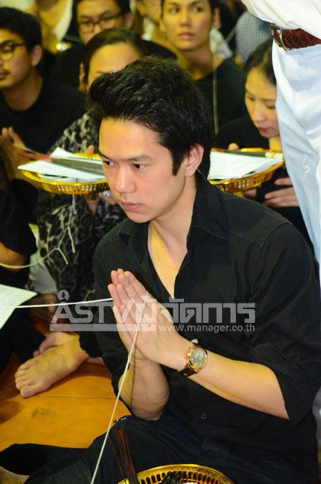 &ldquo;อั้ม&rdquo; ควง &ldquo;แอมป์&rdquo; นำทีมดาราแห่บูชาพระราหู