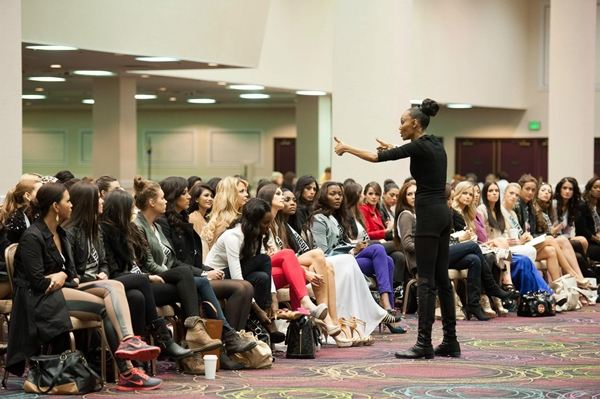 MU 2012 - ซ้อมเดิน