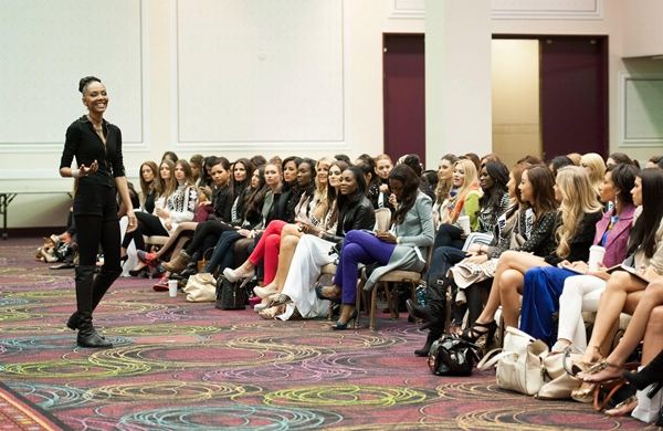 MU 2012 - ซ้อมเดิน