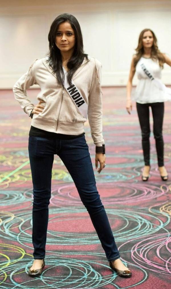 MU 2012 - ซ้อมเดิน