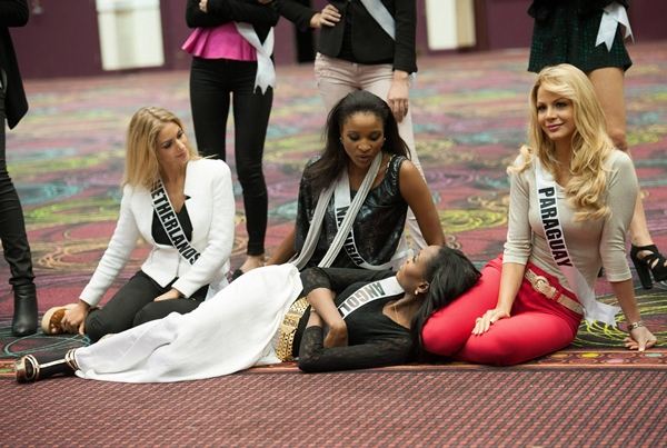 MU 2012 - ซ้อมเดิน