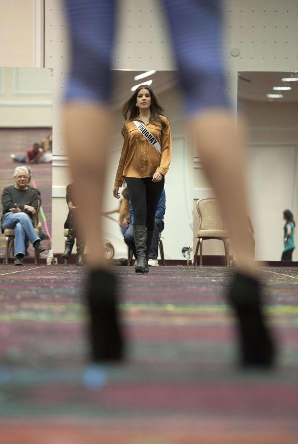 MU 2012 - ซ้อมเดิน