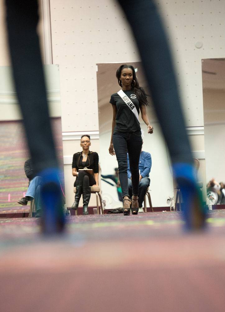 MU 2012 - ซ้อมเดิน