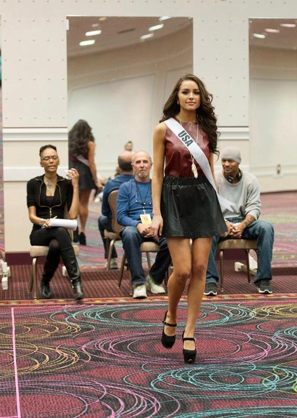 MU 2012 - ซ้อมเดิน