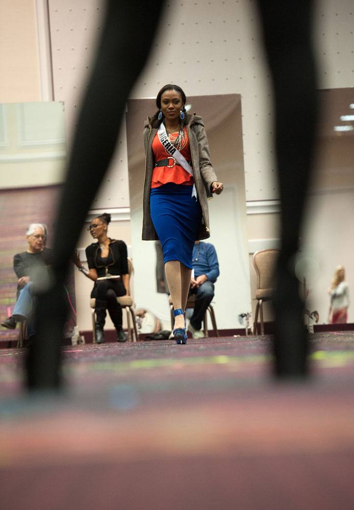 MU 2012 - ซ้อมเดิน