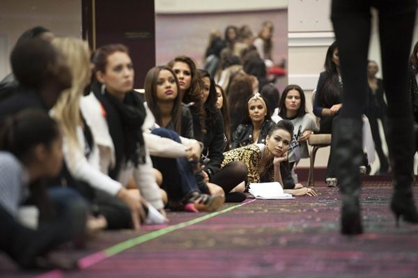 MU 2012 - ซ้อมเดิน