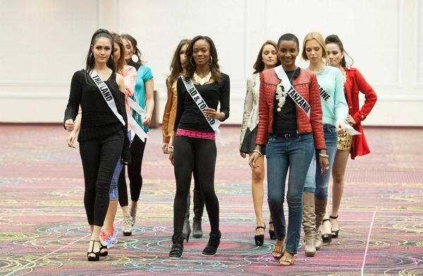 MU 2012 - ซ้อมเดิน