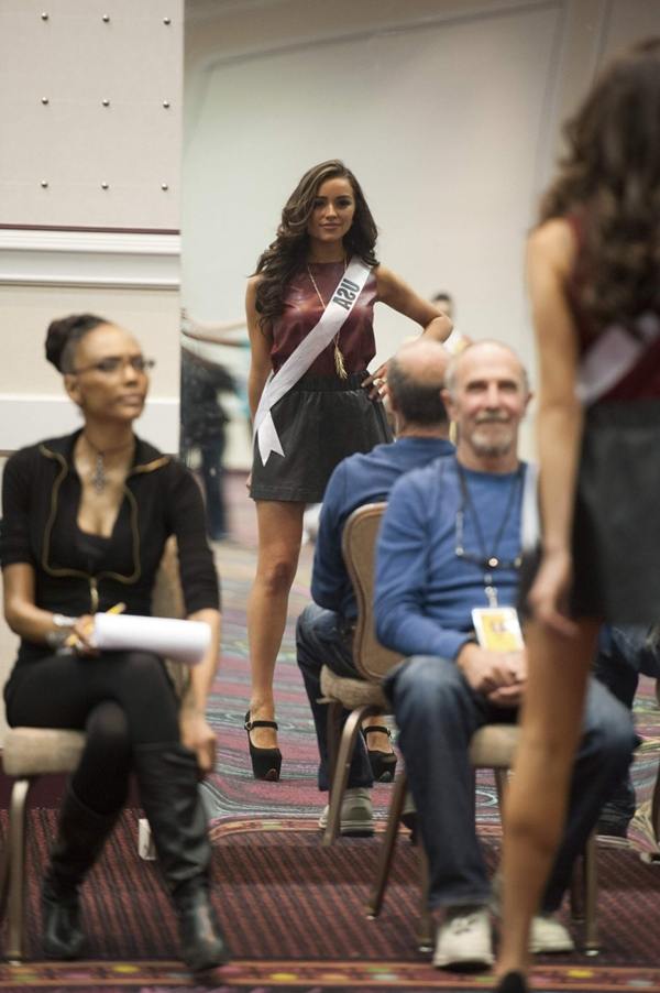 MU 2012 - ซ้อมเดิน