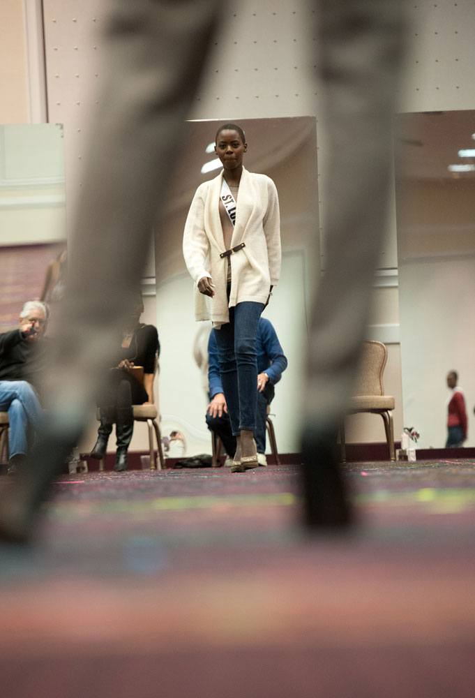 MU 2012 - ซ้อมเดิน