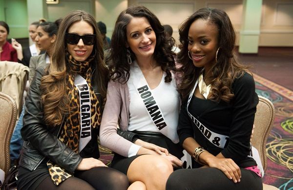 MU 2012 - ซ้อมเดิน