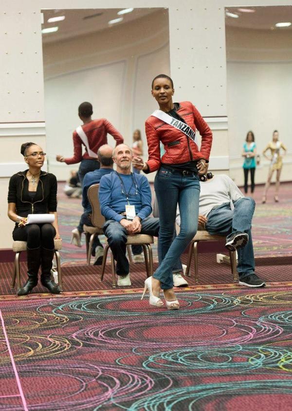 MU 2012 - ซ้อมเดิน