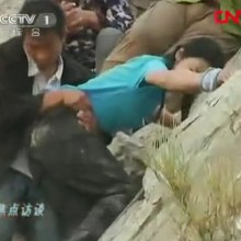เด็กจีนไปโรงเรียนโดยปีนเขา โขดหินและข้ามแม่น้ำ