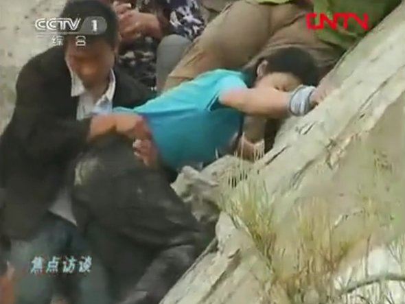 เด็กจีนไปโรงเรียนโดยปีนเขา โขดหินและข้ามแม่น้ำ