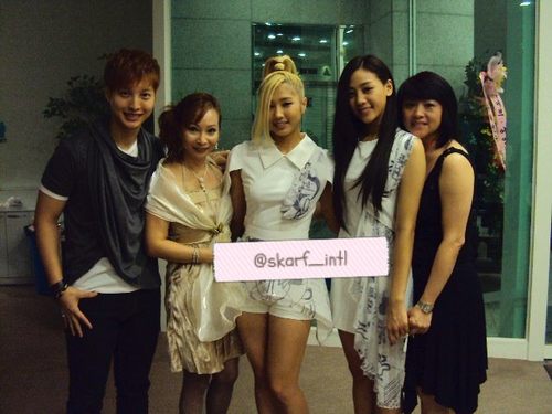 2คนซ้าย เป็นพี่ชายและแม่ของเฟอรีน ด้านขวา แม่ของทาช่า (ทั้งหมดนี้เป็นคนสิงคโปรหมดเลย) ^^