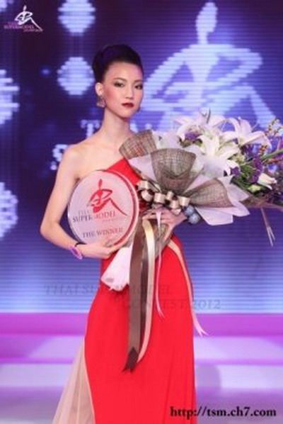 น้องจิงจิง เด็กม.4 ร.ร.ศรีวิกรม์ คว้าไทยซูเปอร์โมเดล2012