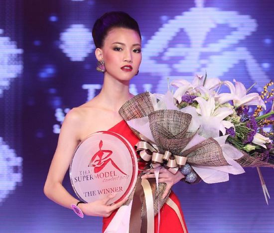 น้องจิงจิง เด็กม.4 ร.ร.ศรีวิกรม์ คว้าไทยซูเปอร์โมเดล2012