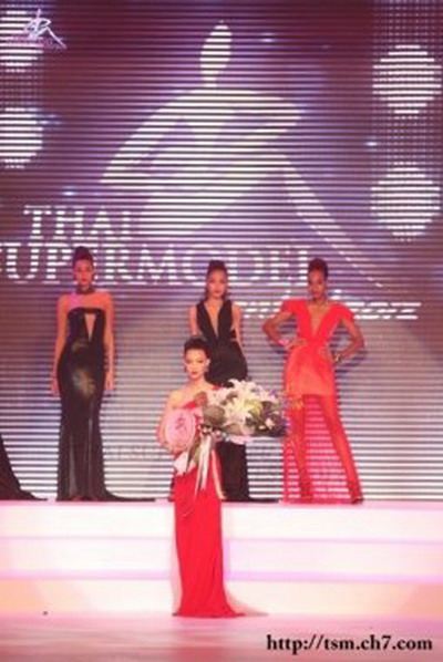 น้องจิงจิง เด็กม.4 ร.ร.ศรีวิกรม์ คว้าไทยซูเปอร์โมเดล2012