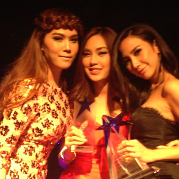 "อั้ม"รางวัลเซ็กซี่แห่งปีและนางเอกละครยอดเยี่ยม @ Star's Light Awards 2012!!