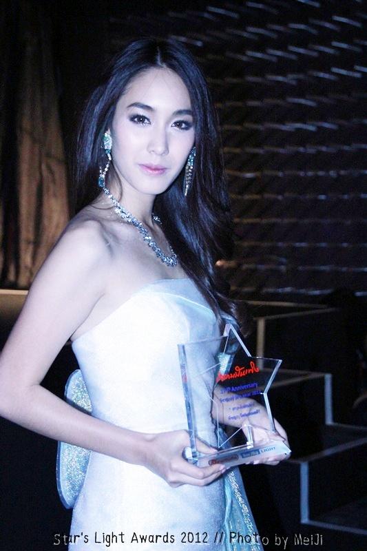 มิน พีชญา คว้า รางวัล สาวเจ้าเสน่ห์ @ Star's Light Awards 2012