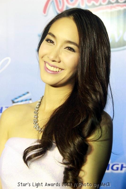 มิน พีชญา คว้า รางวัล สาวเจ้าเสน่ห์ @ Star's Light Awards 2012