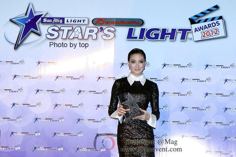 ภาพงาน 17ปี สยามบันเทิงเมื่อคืน แพนได้รับรางวัลในสาขา "ขาเรียวเกี่ยวใจ